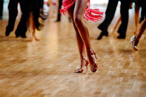 How to Salsa Dance Solo: A Journey Through Rhythm and Self-Expression